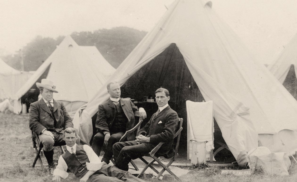 Férfiak pihennek a sátrukon kívül 1908 körül (fotó) alkotó: . .