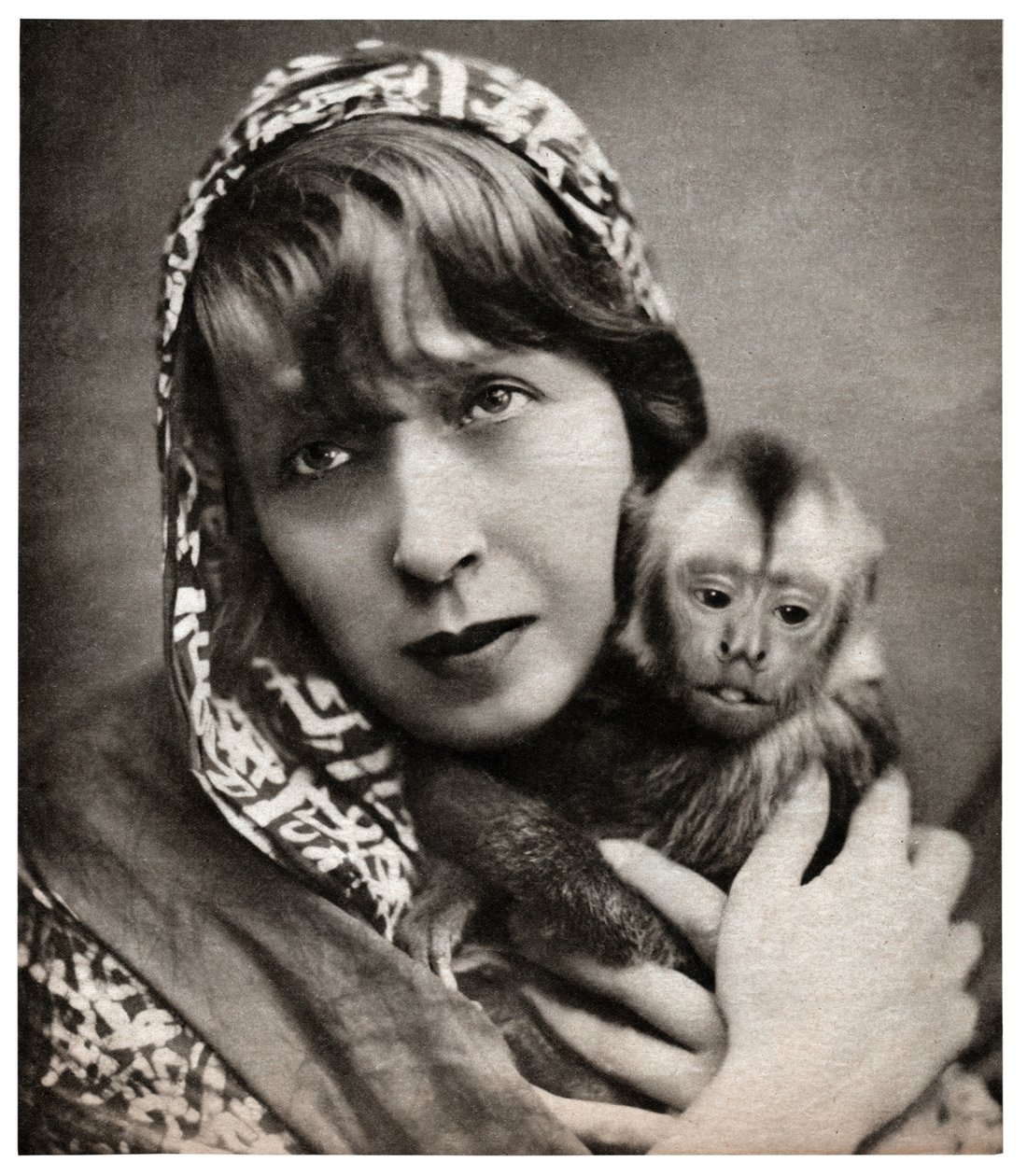Mistinguett egy kis majommal alkotó: . .