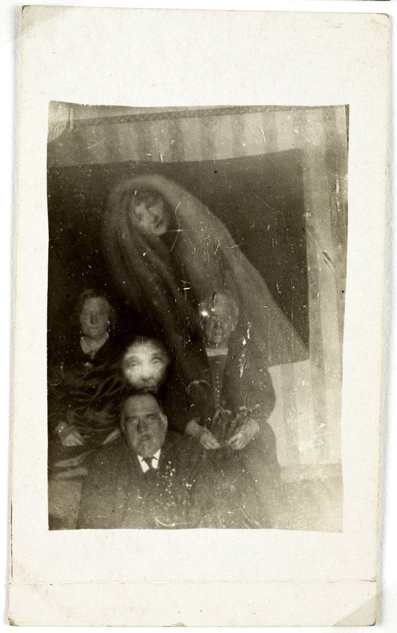 Paranormális jelenség: három idős ember portréja, mögöttük egy nő szelleme, 1920 körül William Hope (1863-1933) fényképe alkotó: Frederick (attr. to) Barnard