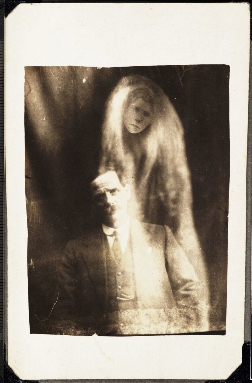 Paranormális jelenség: egy férfi portréja és a mögötte megjelenő felesége szelleme, 1920 körül William Hope (1863-1933) fényképe alkotó: Frederick (attr. to) Barnard