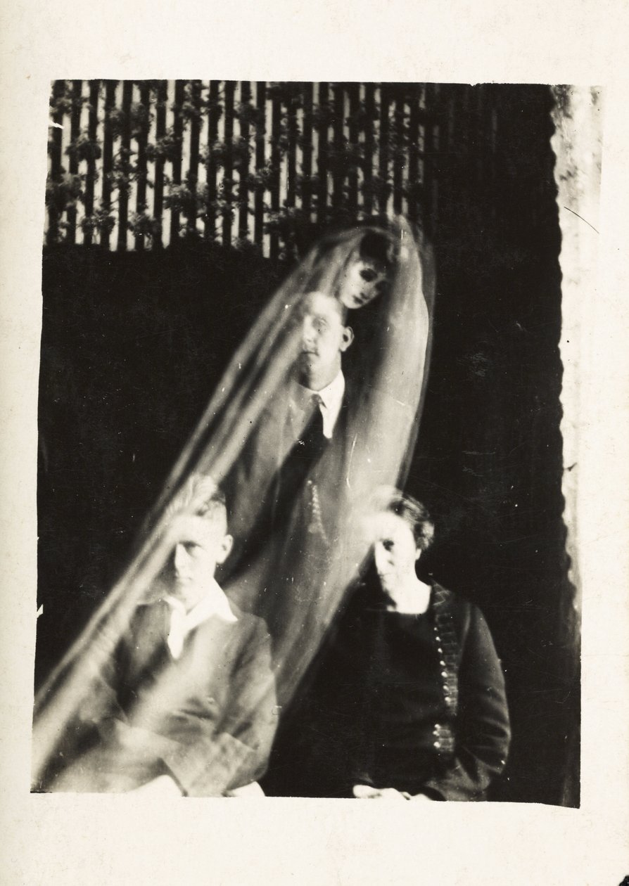 Paranormális jelenség: egy nő és két férfi portréja, és a mögöttük megjelenő nő szelleme, 1920 körül William Hope (1863-1933) fényképe alkotó: Frederick (attr. to) Barnard