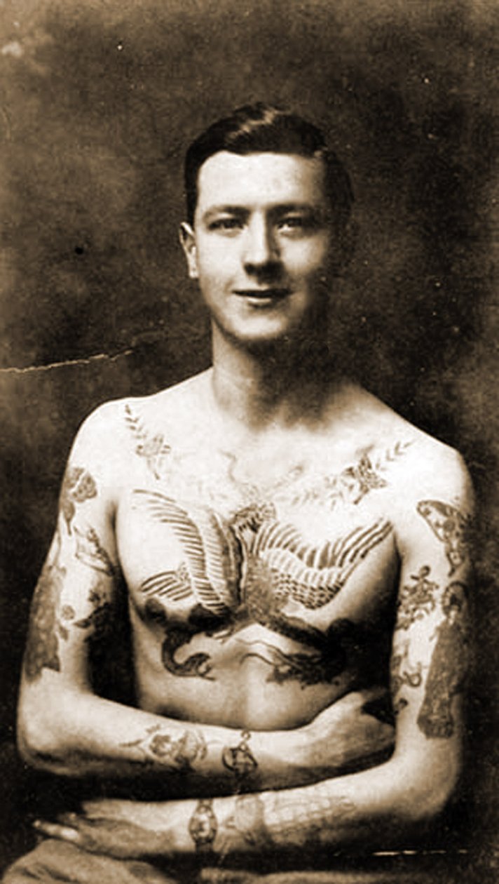 Egy kidolgozott tetoválású férfi portréja 1920 körül ( fekete-fehér fotó ) alkotó: Hippolyte Lalaise Devéria