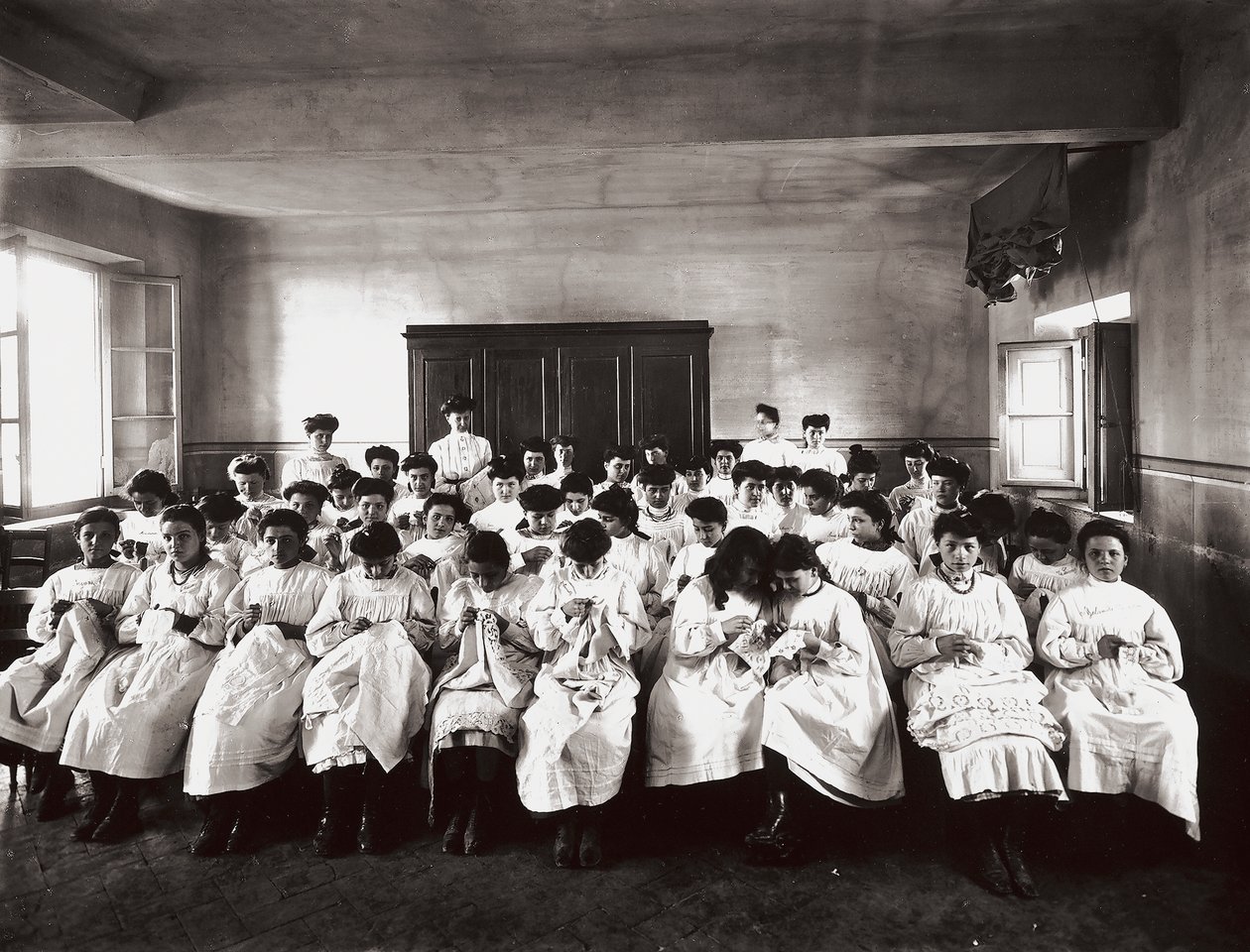 Professzionális női iskola Firenzében: hímzéslecke alkotó: Henry Charles Fehr