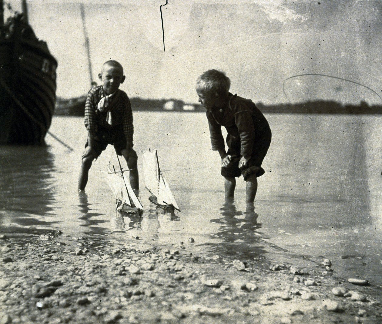 Strandjelenet, két fiú portréja, 1900-1905 körül alkotó: Frederick (attr. to) Barnard
