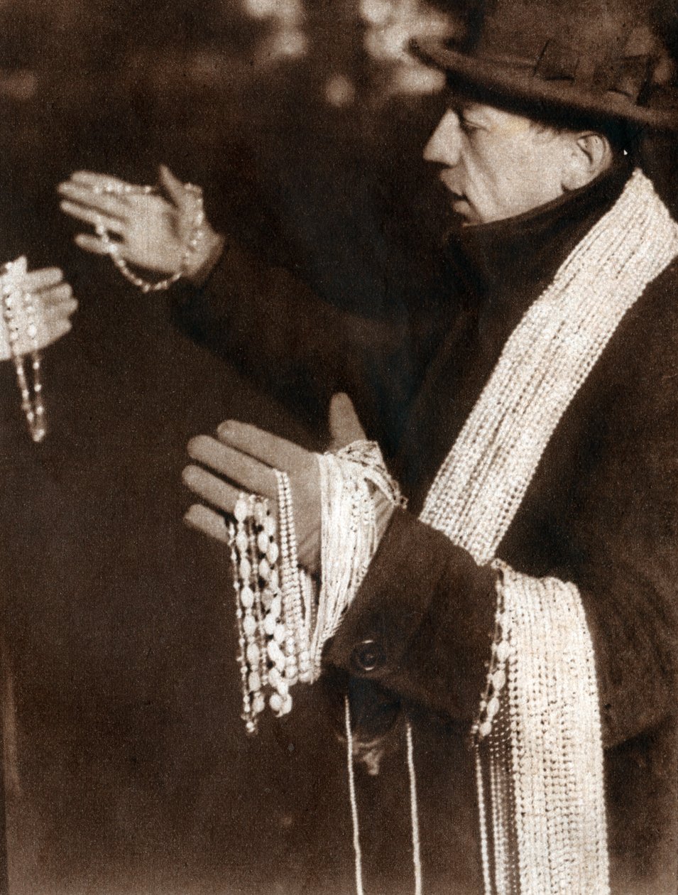 Az eladónak van egy gyöngykímélője az Egyesült Államokban, New York utcáin. 1929 (nyomtatott) alkotó: . .