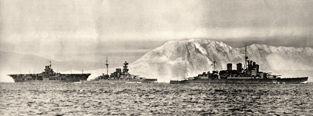 A HMS Ark Royal, a HMS Malaya és a HMS Renown hajók elhagyják gibraltári bázisukat, 1940 körül (fotó) alkotó: . .