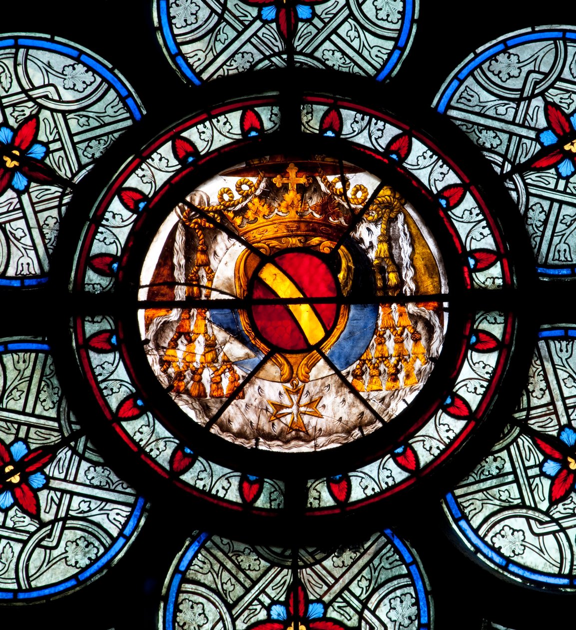 A Noailles-i kápolna egyik ablakának dobhártyájának okuluszát a bíboros karjaival a 18. század közepén festette Jean Le Vieil. Cathedrale Notre Dame de Paris – Párizs 4 – XIII., XIII., XIX., rehabilitáció: Vi alkotó: . .
