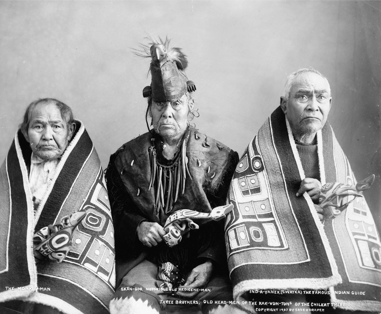Három testvér, a Chilkat törzs Kak-Von-Tonjainak öreg feje, 1907 körül (f/w fotó) alkotó: . .