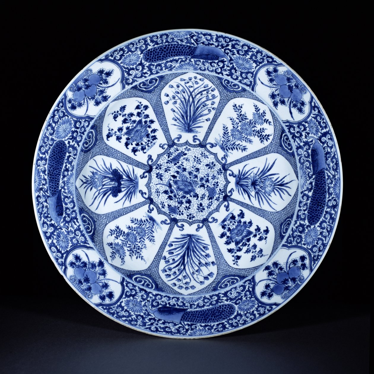 Kék-fehér tányér, Kangxi-korszak, 1700 körül (porcelán) alkotó: Chinese School