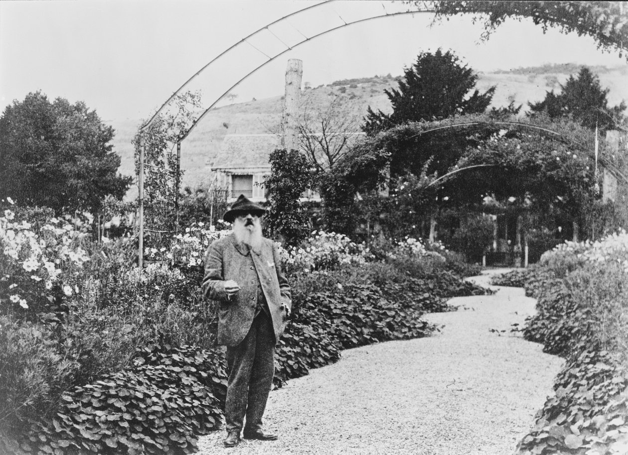 Claude Monet (1840-1926) a giverny-i kertjében, 1925 alkotó: French Photographer