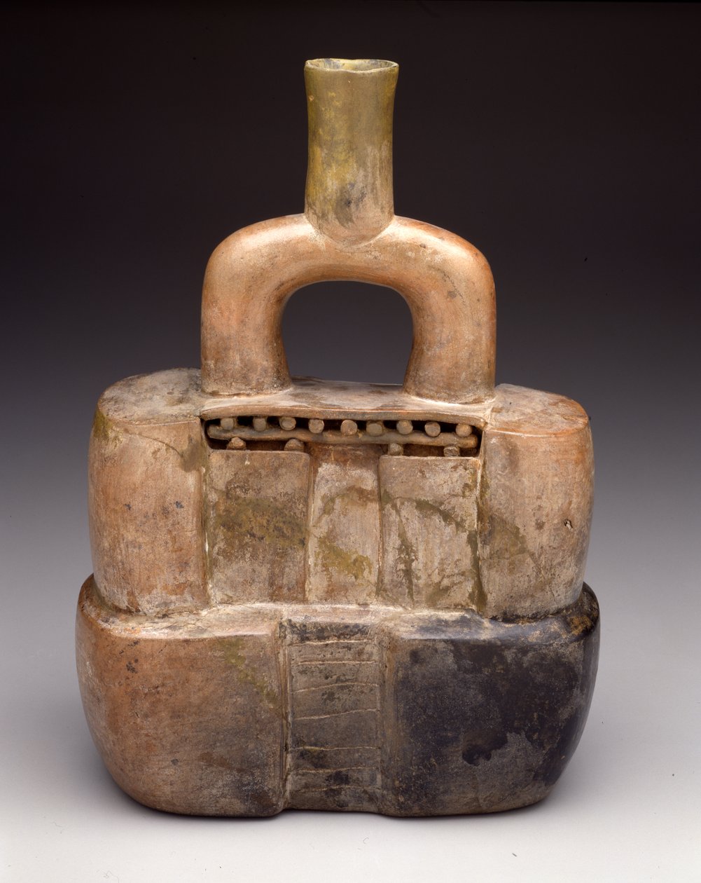 Templom formájú kengyelkifolyós edény, korai horizont, ie 900-200 körül (kerámia) alkotó: culture Cupisnique