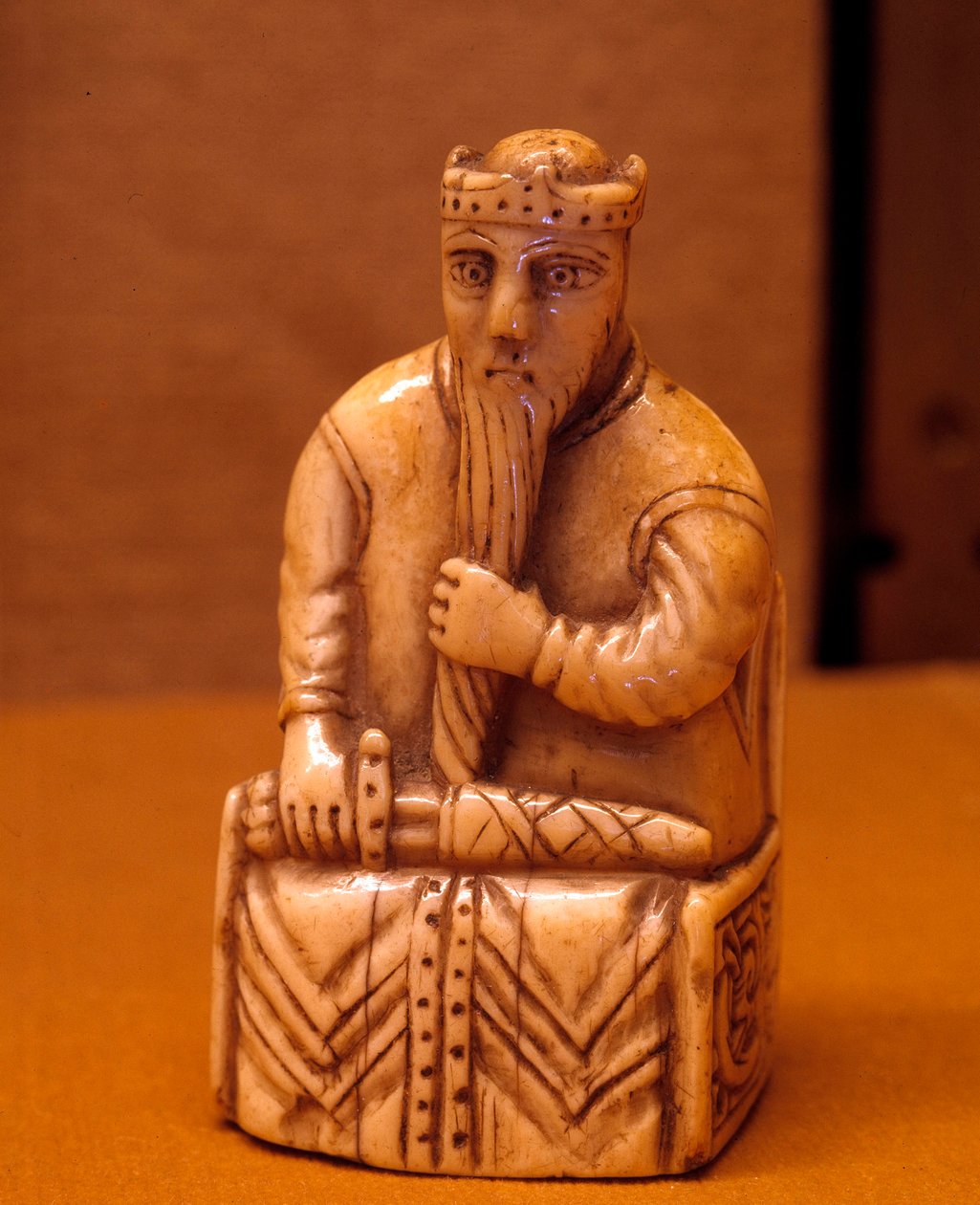 A király sakkfigura rozmár elefántcsontból. Norvégiából. Nap. 0,087x0,033 m. 12. század. Louvre Múzeum, Párizs alkotó: school Scandinavian