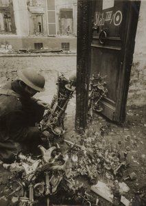 Cambrai, kötegbe kötött gyertyatartók, készen állnak a németek általi eltávolításra, de otthagyták alkotó: (after) English photographer