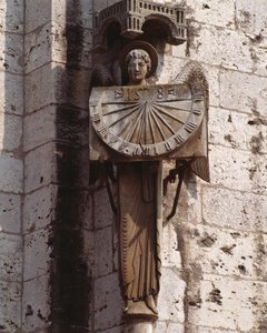 Gótikus művészet: „Angyal ábrázolása a számlapon” XX. századi szobor a 16. századi eredeti után, amelyet a Notre Dame de Chartres-bazilika (Eure et Loir) délnyugati sarkában őrzött kriptában (angyal napórával) , a katedrális N