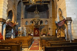 Az Abu Sefein-i Szent Mercurius-templom belső tere Ó-Kairóban: történelmi kopt ortodox templom ikonokkal és fa ikonostasissal.