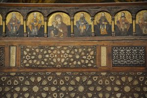 A Kairói Óvárosban található Szent Mercurius-templom belső tere, Abu Sefeinben, fa ikonoszztáz