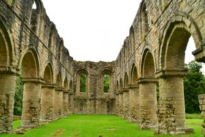 Buildwas apátság, egy középkori ciszterci kolostor Shropshire-ben, Angliában.