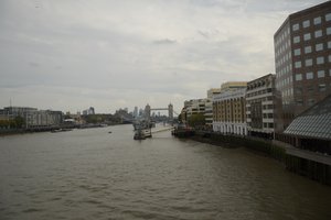 A Temze-folyón átívelő London Bridge London szívében alkotó: Albert Mansour