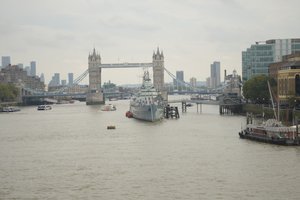 A Temze-folyón átívelő London Bridge London szívében