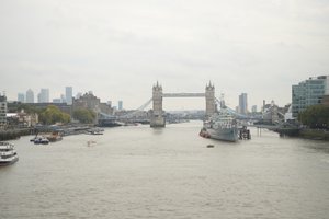 A Temze-folyón átívelő London Bridge London szívében alkotó: Albert Mansour
