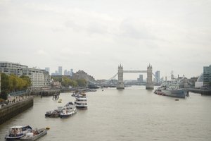 A Temze-folyón átívelő London Bridge London szívében alkotó: Albert Mansour