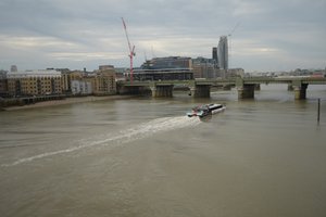 A Temze-folyón átívelő London Bridge London szívében
