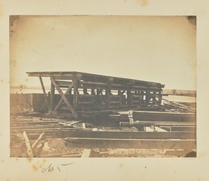 Azt a platformot jelképezi, amelyre a bárkák alját építik. alkotó: A.J. Russell