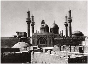 Az al-Kadhimiya mecset arany kupolái és minaretjei, Bagdad, Irak, 1925