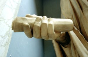 Részlet az egyik kézről Titus római császár szobráról