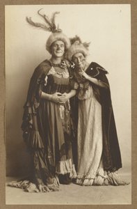 [Férfi és nő jelmezben, tollas kalapban] alkotó: A. Louis Mojonier