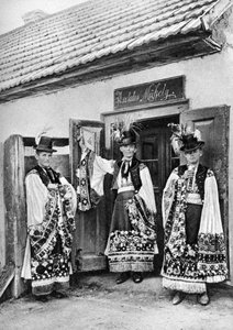 Fiatal papok jelmezben a vidéki Magyarországon, 1926.