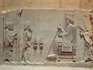 Egy medián tiszt I. Dárius király előtt tiszteleg a Kincstárból, Kr.e. 515 körül (mészkő) (lásd még: 209288) alkotó: Achaemenid