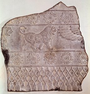 Alacsony dombormű töredéke, amely egy sétáló oroszlánt ábrázol. Persepolisból (Irán), Epoque Routenide, Kr. e. 460. Seattle, Művészeti Múzeum alkotó: Achaemenid