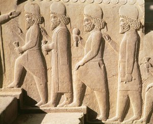 Medián őröket ábrázoló dombormű a Triplyon Csarnok lépcsőjéről, Achaemen-korszak, Kr.e. 6-5. század (mészkő) alkotó: Achaemenid