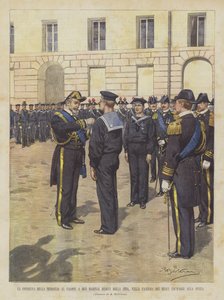 A vitézségi érem átadása két Kínából hazatérő tengerésznek a Royal Crews laktanyában, La Speziában