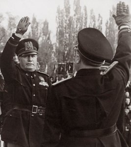 Benito Mussolini egy fasiszta tisztviselőt tisztelget (f/w fotó)