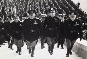 Mussolini a katonai parádén (f/w fotó)