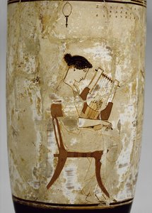 Tetőtéri fehér alapon készült lekythos citharát játszó nővel díszítve (mázas terrakotta) alkotó: Achilles Painter