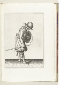 A pajzs és tüske gyakorlat: A katona a földre teszi a tüskét a jobb lába mellé (16. sz.), 1618 A Nassausche Wapen-Handelinge, van Schilt, Kémek, Rappier és a célpont : Beyde Figuerlick ábrázolva, és az új sorrend szerint bekeretezve [a] (...) M alkotó: Adam van Breen