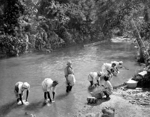 Ruhamosó nők a folyóban, Port Antonio, Jamaica, 1905