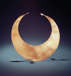 Lunula, Ross, Westmeath megye, kora bronzkor, ie 2000 körül (arany)