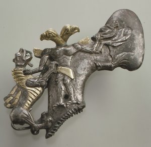 Nyéllyukú fejszefej madárfejű démonnal, vaddisznóval és sárkánnyal, kb. 3. évezred vége – Kr. e. 2. évezred eleje. (ezüst és arany fólia) alkotó: Age Bronze