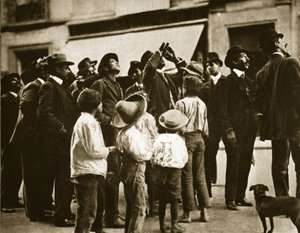 Utcai tömeg Mexikóvárosban, a Halley-üstököst figyelve, 1910. április alkotó: Agustin Victor Casasola