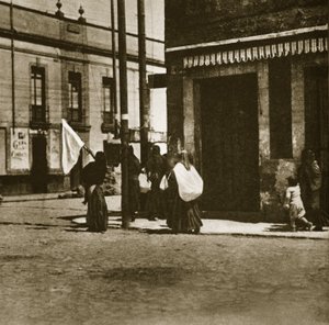 Nők sétálnak az utcán egy fehér zászló leple alatt a „La decena tragica” alatt Mexikóvárosban, 1913. február alkotó: Agustin Victor Casasola