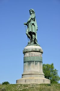 Vercingetorix (Kr. e. 72-46), gall vezető kolosszális szobra - Millet Aime (1819-1891) szobra 6,60 m magas erige 1865-ben a Mont Auxois nyugati részén (7 méter magasan Viollet Le Duc) Alise Sainte Reine 1865