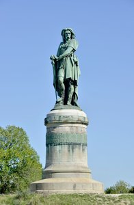 Vercingetorix (Kr. e. 72-46), gall vezető kolosszális szobra - Millet Aime (1819-1891) szobra 6,60 m magas erige 1865-ben a Mont Auxois nyugati részén (7 méter magasan Viollet Le Duc) Alise Sainte Reine 1865