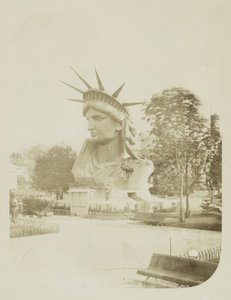 Egy párizsi parkban kiállított Szabadság-szobor feje, 1883