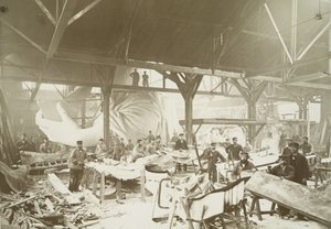 Férfiak egy műhelyben rézlemezeket kalapálnak a Szabadság-szobor építéséhez, 1883