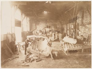 Férfiak a műhelyben rézlemezeket formáznak a Szabadság-szobor építéséhez, Párizs, 1883