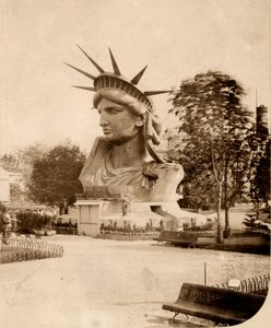 A Szabadság-szobor feje Párizsban 1883